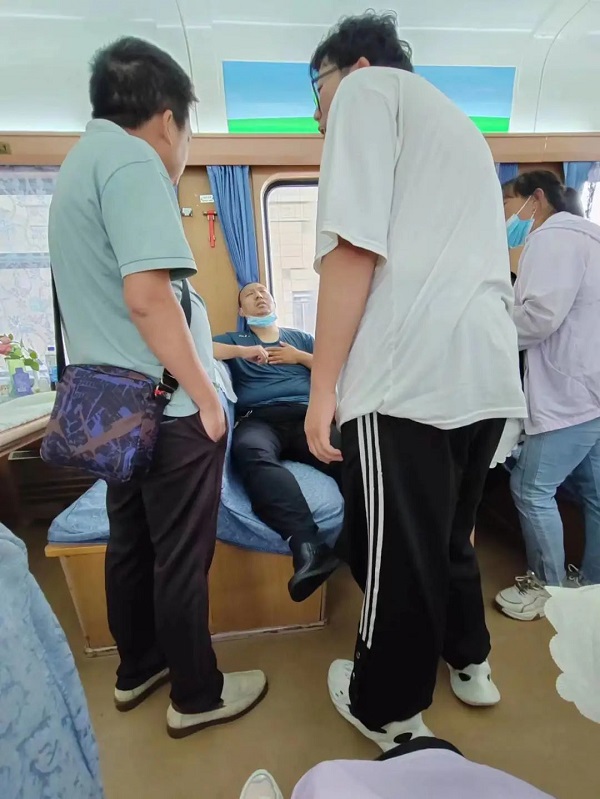 點贊！這名醫(yī)生在列車上緊急救人！